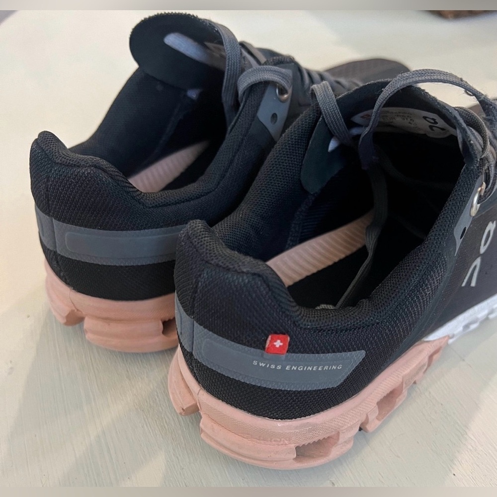 Like NEW! On Cloud Running Shoes - Picture 3 of 6